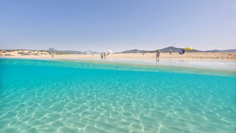 La splendida spiaggia di Piscinas: un paradiso incontaminato