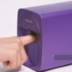 Capelli viola profondo: la tendenza di colore più audace