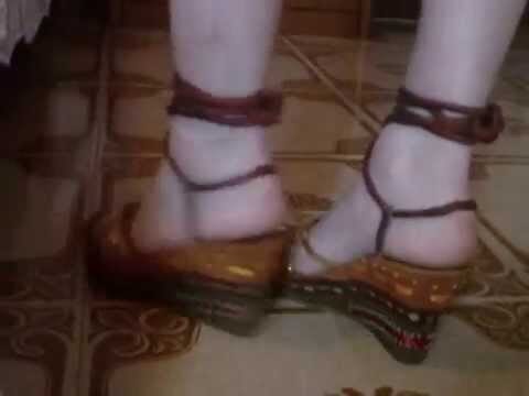 Le migliori scarpe con le zeppe: stile e comfort in un unico accessorio