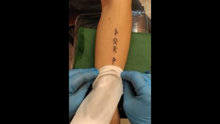 Il significato del tatuaggio ape: simbolismo e interpretazioni