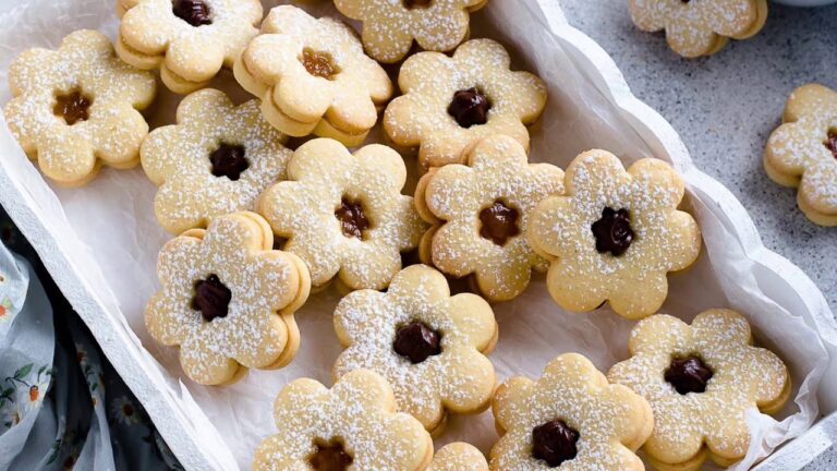 Deliziosi biscotti margherite con marmellata