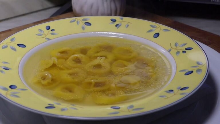 Porzione Perfetta di Cappelletti in Brodo