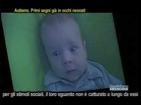Bambino e lo sguardo verso l’alto: un viaggio di meraviglia